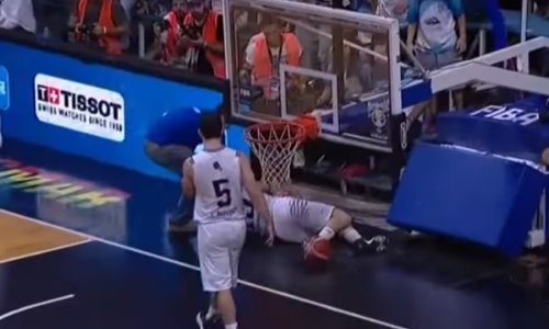 Za ne povjerovati: Koš se srušio na glavu košarkaša u kvalifikacijama za SP!