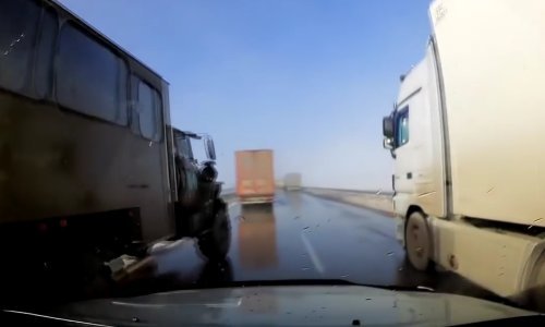 Prometni misterij! Kako je ovaj kamiondžija uspio izvesti slalom između zaustavljenih šlepera?