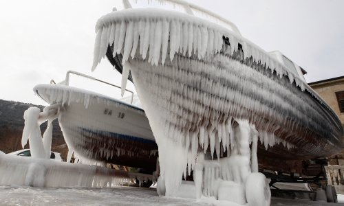 Pogledajte nestvarne prizore 'smrznutih' brodica na Jadranu