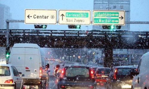 Vozači, oprez! Ceste su mokre i skliske, a na snazi novo pravilo