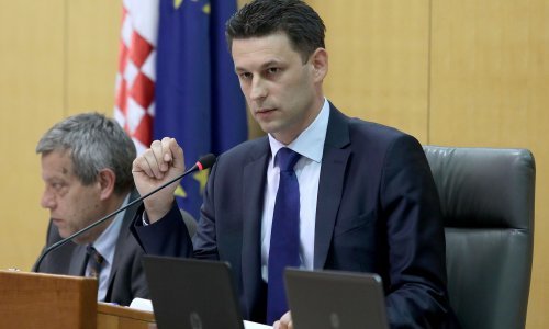 Petrov zasjeo za predsjedavajuće mjesto i ironično poručio: Minimalno sam očekivao pljesak