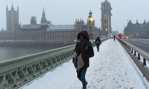 Snijeg zatrpao Britaniju i Irsku, škole su zatvorene, a vozači zarobljeni na cestama