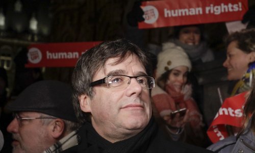 Bivši katalonski čelnik Puigdemont poručio iz zatvora da se ne predaje