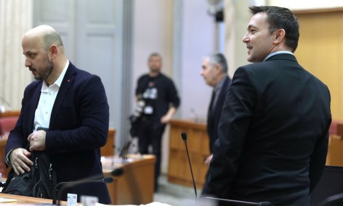 Misle li oni ikad spavati? Zastupnici s podočnjacima nastavili maratonsku sjednicu