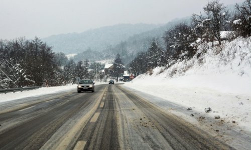 Snijeg, probijeni nasipi i voda na cesti znatno otežavaju promet