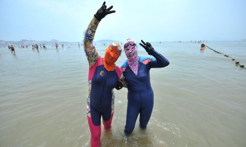 Ovo je zbilja bizarno: Kinezi na plažu furaju bikinije za glavu