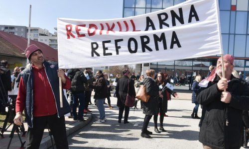 Učitelji ne odustaju: Opet prosvjedovali ministrici pod prozorom uz poruku 'B: Lažen ka Pinokio'