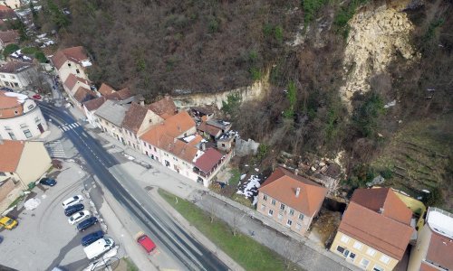 Komad stijene odlomio se u središtu Hrvatske Kostajnice, novi odroni prijete kućama