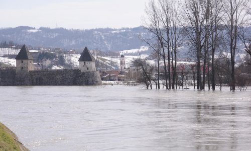 Hrvatska Kostajnica na mukama: Nabujala Una došla do kuća, cesta zatvorena, odroni još prijete