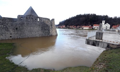 Una raste tri centimetra na sat, Kostajnici prijeti proglašenje izvanrednog stanja