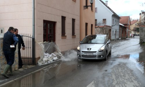 Vodostaji karlovačkih rijeka opadaju, ali su još neke ceste zatvorene