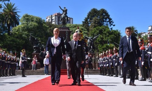 Grabar Kitarović se sastala s argentinskim kolegom i poklonila mu nogometni dres