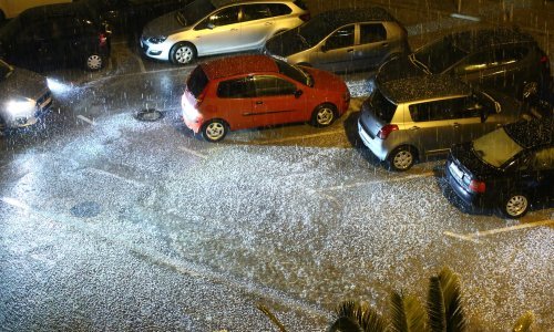 Tuča zabijelila splitske ulice, bujice poplavile podrume