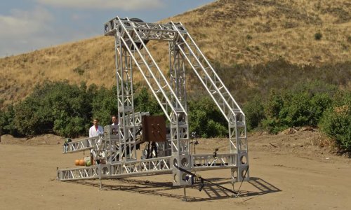 Ne pokušavajte ovo kod kuće: Metalnim katapultom lansirali razne kućanske predmete