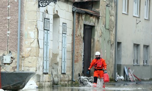 Pukotine na školama u Hrvatskoj Kostajnici, učenici evakuirani
