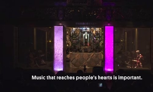 Ovaj budistički svećenik vjernike privlači tehno ritmom