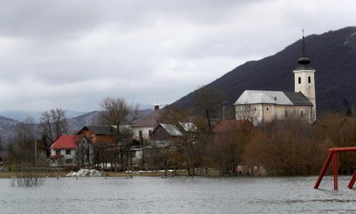 Vodostaj Une opet raste, u Kosinjskoj dolini voda prodrla u kuće