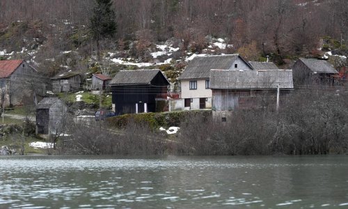 U Kosinjskoj dolini trideset poplavljenih kuća, Sava prijeti kod Jasenovca