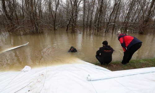 Ronioci u ekstremnim uvjetima spriječili urušavanje nasipa kod Tanca na Uni