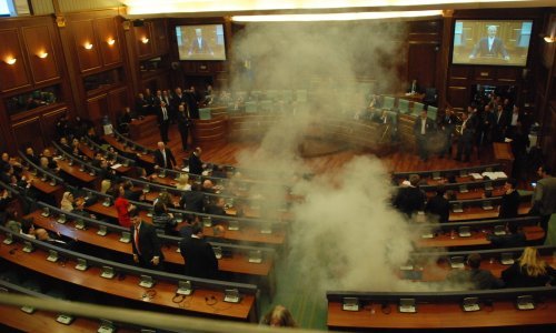 [VIDEO] Mučne scene u kosovskom parlamentu: Opet bačen suzavac