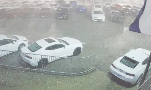 Pogledajte kako tuča veličine teniskih loptica razbija stotine novih automobila