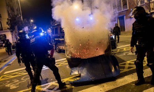 Kaos u Barceloni: Stotinjak ozlijeđenih, prosvjednici kontejnerom na policiju, ona uzvratila pucnjevima u zrak