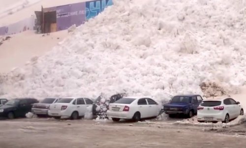 Pogledajte kako lavina mete parkirane automobile kao da su igračke