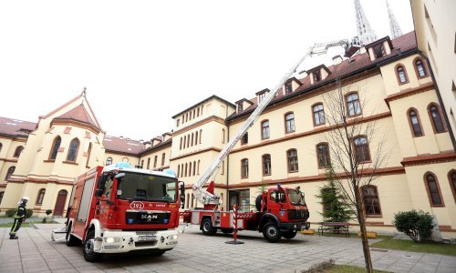 Požar na Kaptolu gasilo 27 vatrogasaca