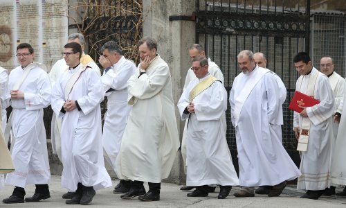 Procesijom na zagrebačkom Kaptolu počeli obredi Velikog trodnevlja