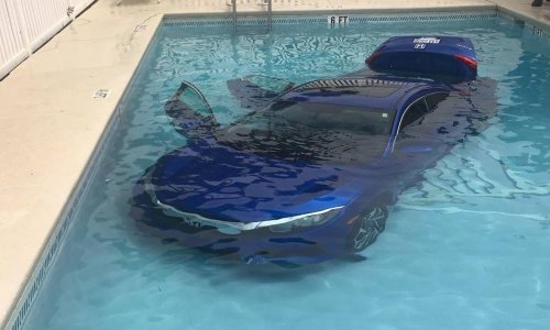 Zaboravila staviti mjenjač u ‘P’, pa parkirala novu Hondu Civic u bazen