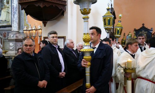 Plenković uoči Uskrsa otišao na Hvar na stoljetnu procesiju 'Za križen'