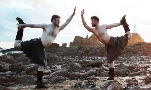 Zaustavite sve što radite jer donosimo galeriju zgodnih muškaraca koji vježbaju jogu u kiltu. Pogađate, pod suknjom ne nose ništa