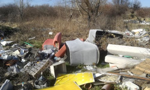 Prostor oko nedovršene bolnice u zagrebačkom Blatu služi kao divlje odlagalište otpada