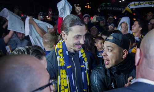 Tisuće navijača na aerodromu su u gluho doba noći dočekale Zlatana Ibrahimovića