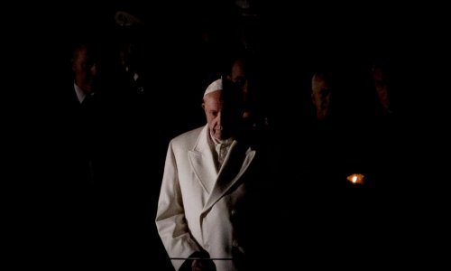 Papa Franjo pod jakim sigurnosnim mjerama predvodio Križni put u rimskom Koloseumu