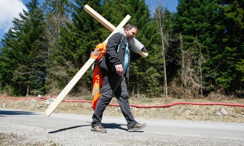 Iz protesta s križem na leđima hoda od Rijeke do Zagreba: 'Imaju za prastare avione, a nemaju za bolesnu djecu'