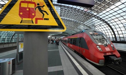 Muškarac gurnuo majku i dječaka pod vlak, dječak preminuo