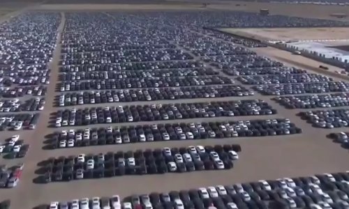 Snimka iz zraka prikazuje nepregledno ‘groblje’ Volkswagenovih dizelaša povučenih s tržišta