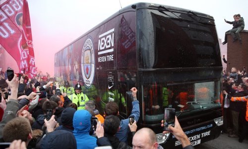 Sramotni napad na autobus s igračima Cityja zasjenio veliku pobjedu Liverpoola!