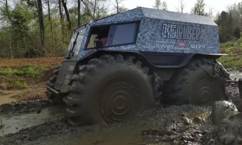 Nezaustavljivi ruski terenac zapeo u grabi ilovače