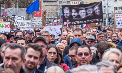 Više od 30 tisuća Slovaka tražilo ostavku šefa policije
