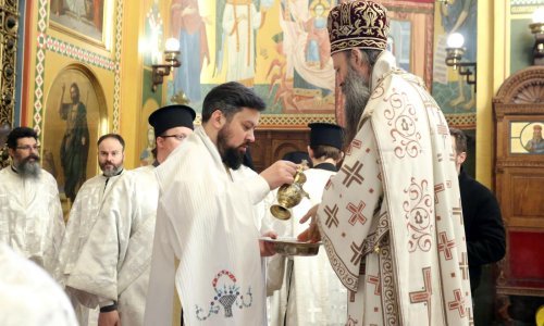 Pravoslavni vjernici slave Uskrs okupljanjima i slavljima u obiteljima