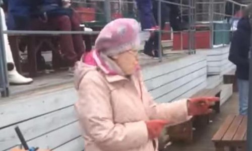 Ako još niste vidjeli baku koja čaga na Eurythmics, ne znate što propuštate