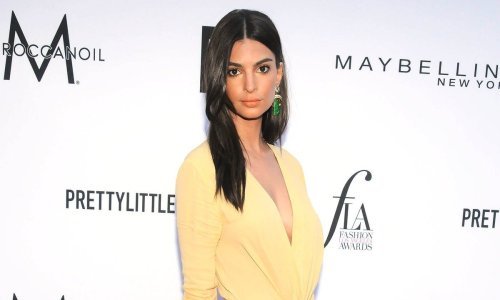 Zavodljiva brineta zna kako se nosi ova hit nijansa