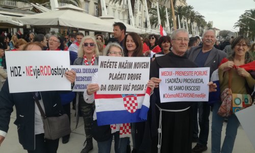 Prosvjed u Splitu: Stižu autobusi i Thompson, biskupa nema