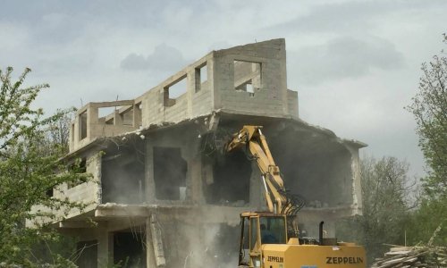 [VIDEO] Nakon četiri dana zavlačenja pao bespravni 'čardak' u Dugopolju