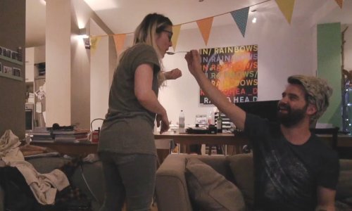 Podvalio svojoj djevojci da žlicom jede majonezu direktno iz tegle