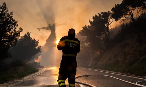 Veliki požar kod Omiša prijetio kućama, pogledajte nevjerojatne fotografije s požarišta: Gori k'o usrid lita!