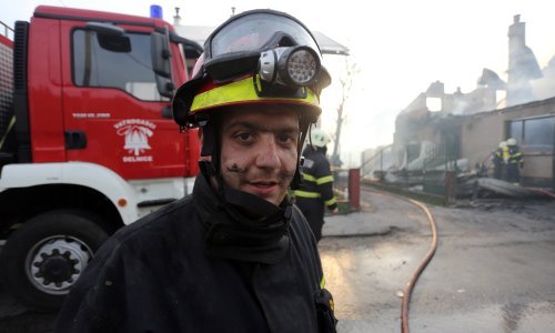 Požar na zgradi s poslovnim prostorima i trgovinama