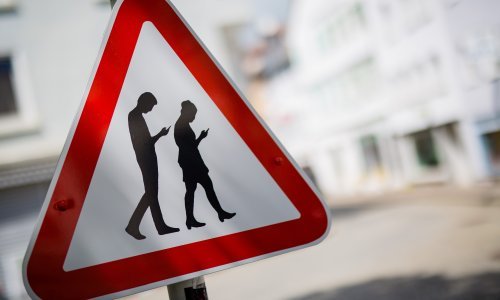 Jeste li ikada vidjeli ovakav prometni znak? Budite oprezni jer upozorava na ‘smombiese’